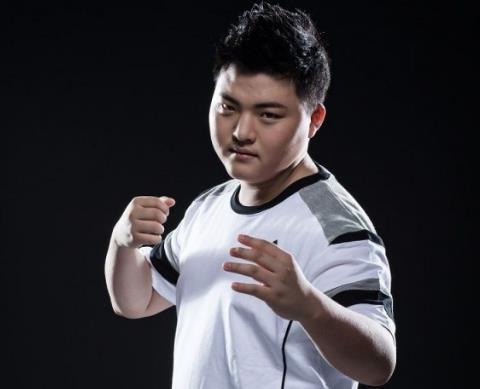 包含HKA碾压FNC，Knight极限生还后反打鏖战多局入围赛，引爆全场热议的词条