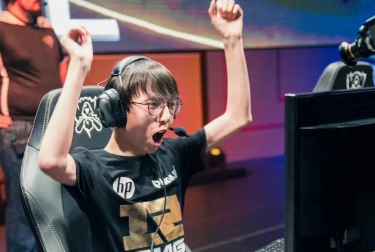 MAD绝杀FNC，Faker单局斩获MVP鏖战多局成都决赛之夜，留下经典瞬间